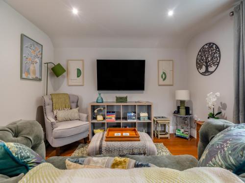 een woonkamer met twee banken en een flatscreen-tv bij The Granary - Uk45696 in Pickering