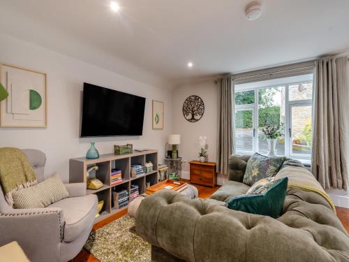 een woonkamer met twee banken en een flatscreen-tv bij The Granary - Uk45696 in Pickering