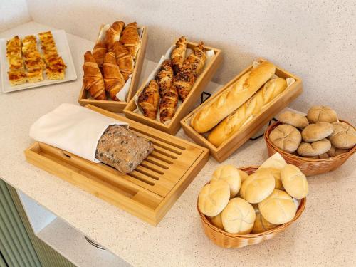 een tafel met manden brood en gebak bij Mercure Sofia City in Sofia