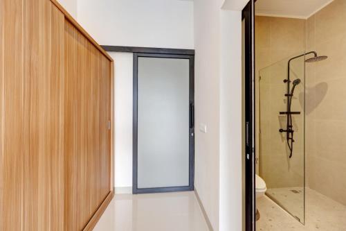 ein Badezimmer mit Dusche und Glastür in der Unterkunft Close to Beach Paddy View 6BR Villa with Billiard in Tanah Lot