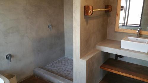 Marloth Kruger Whispering Ants في مارلوث بارك: حمام مع دش مع حوض وحوض استحمام