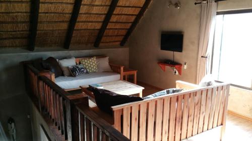 Marloth Kruger Whispering Ants في مارلوث بارك: غرفة معيشة مع أريكة وتلفزيون