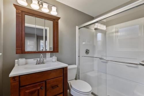 un bagno con wc, lavandino e doccia di 204 Glencreek Road a Town Bank