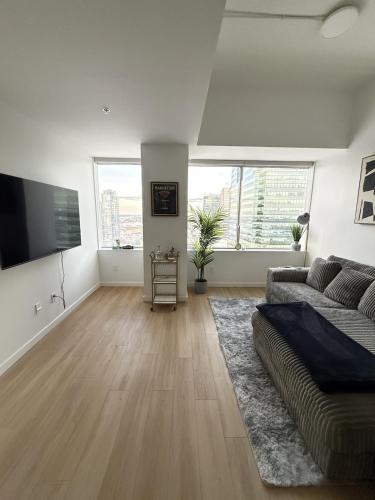 TV a/nebo společenská místnost v ubytování Luxury Downtown One Bedroom with Skyline Views and Free Parking