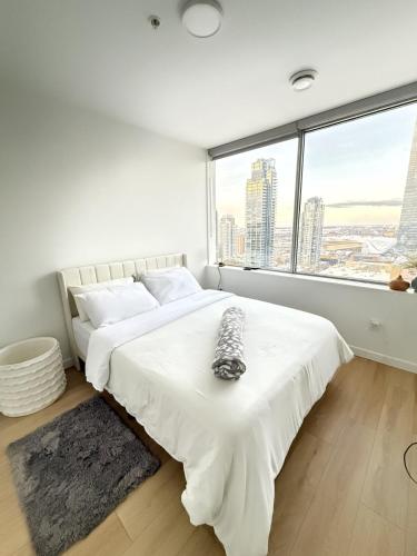Postel nebo postele na pokoji v ubytování Luxury Downtown One Bedroom with Skyline Views and Free Parking
