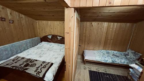 een slaapkamer met 2 stapelbedden in een houten hut bij Villa 155 in Popova Shapka