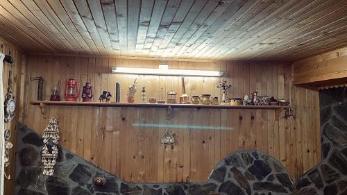 een kamer met een houten muur en een plank bij Villa 155 in Popova Shapka