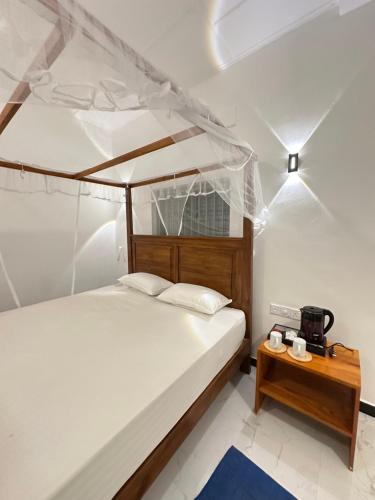 Postel nebo postele na pokoji v ubytování Villa 95 Hiriketiya