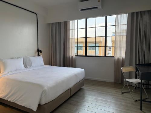 Giường trong phòng chung tại Holmes Pranakorn