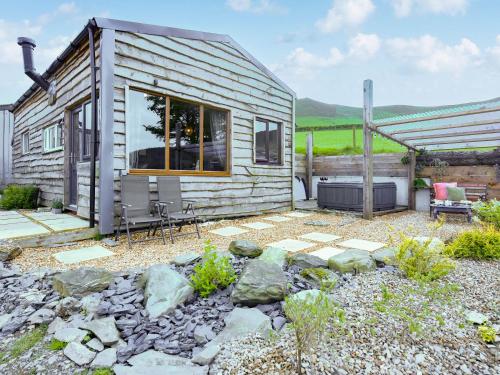 een tiny house in een tuin met een patio bij Cowlas in Aberhosan