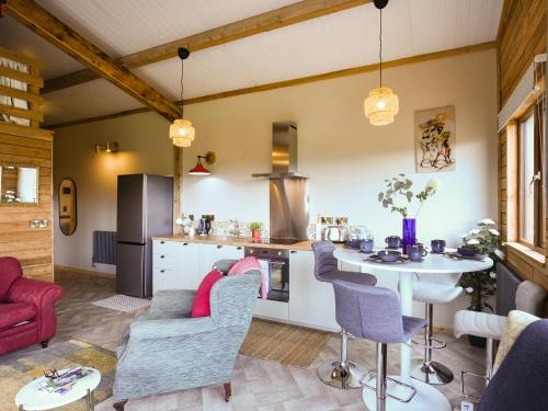 een keuken en woonkamer met een tafel en stoelen bij Cowlas in Aberhosan