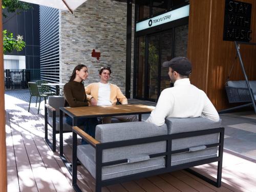 福冈博多东急酒店的三人坐在桌子上