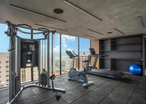 een fitnessruimte met uitzicht op de stad bij Flat novo de luxo na melhor área da praia de Ponta de Campina! in Cabedelo