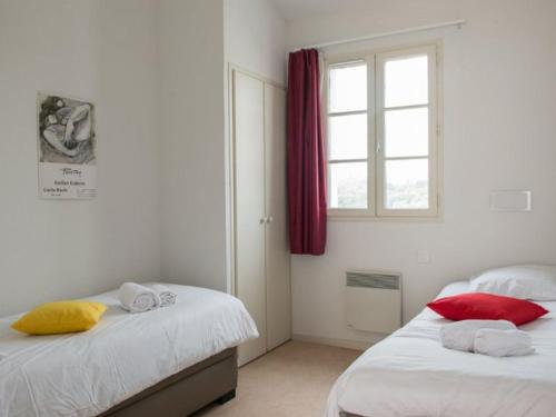 Postel nebo postele na pokoji v ubytování Maison spacieuse avec terrasse pour 8 personnes - API-1-52-1374