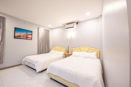 Giường trong phòng chung tại INNER Poolvilla Pattaya