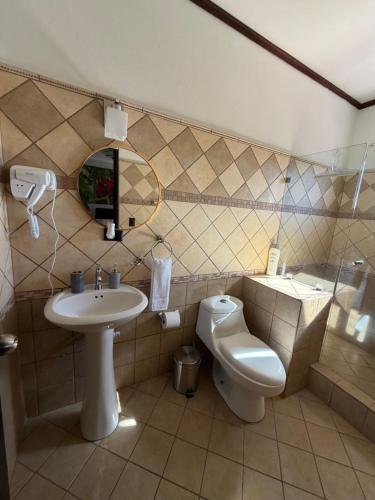 Koupelna v ubytování Zeus Guest house & Car Rental Free SJO Airport Shuttle-NATIONWIDE PRÍVATE SHUTTLE SERVICE