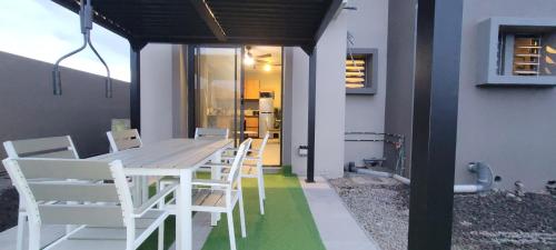 En balkon eller terrasse på Luxurious Villa Flic en Flac