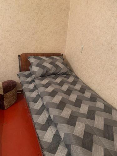 een bed in een hoek van een kamer bij Джермук 3-комнатная квартира in Dzjermoek