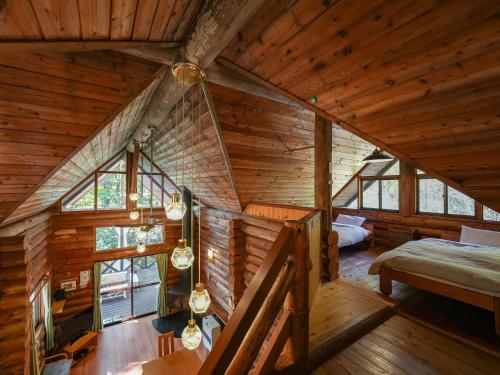 Giường trong phòng chung tại ルネス軽井沢-高原の貸切コテージでBBQ and 焚火を満喫-