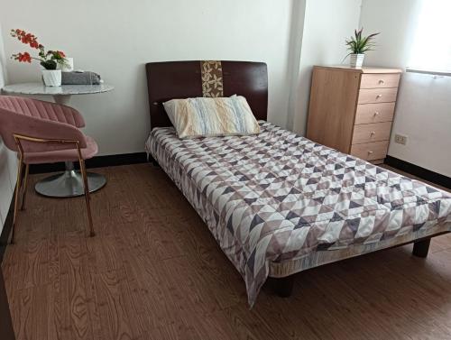 una camera da letto con un letto, una sedia e una cassettiera di Condo for rent-2 Bedrooms a Lapu Lapu City