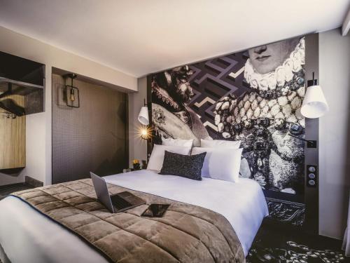 En eller flere senge i et værelse på Mercure Pau Palais des Sports