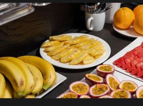 un tavolo con due piatti di banane e frutta di VangVieng Boutique Hotel a Vang Vieng