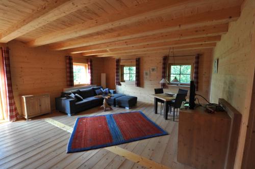 ein Wohnzimmer mit einem Sofa und einem Tisch in der Unterkunft Sonnenplatzl im Zillertal in Ramsau im Zillertal