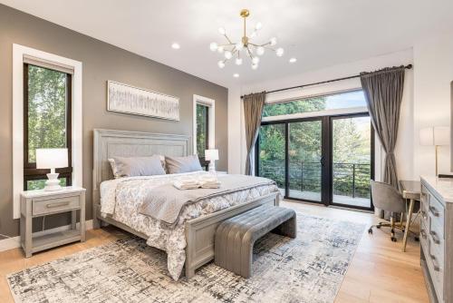 a bedroom with a bed and a desk and windows at BELL115*: Bellevue Splendor in Bellevue