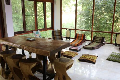 Khu vực ghế ngồi tại Open Mind Center Villas