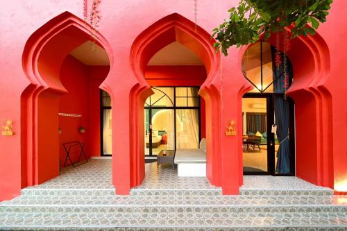 Afbeelding uit fotogalerij van Red Arch Pool Suite Bangtao Phuket in Ban Pak Lak