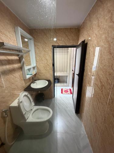 un bagno con un water e un lavandino di VangVieng Boutique Hotel a Vang Vieng