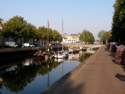 um grupo de barcos está ancorado num rio em De Oude Haven em Zierikzee