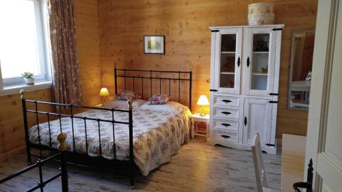 Cama ou camas em um quarto em Uroczysko Sosnówka
