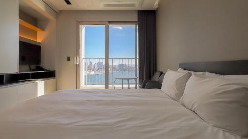 En eller flere senge i et værelse på 오리엔 속초 호텔