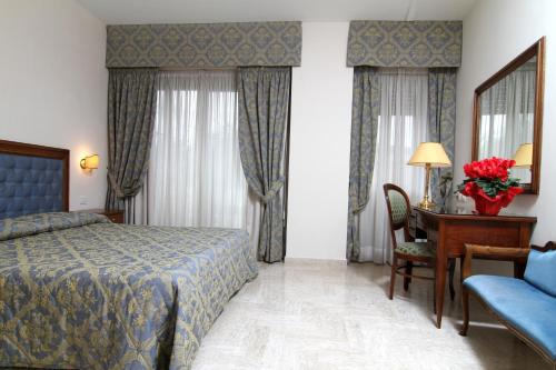Katil atau katil-katil dalam bilik di Mondial Park Hotel