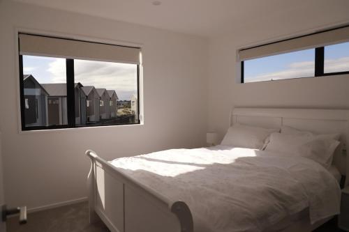 Postel nebo postele na pokoji v ubytování Brand New 2Bed2Bath By Playground Near Town Centre