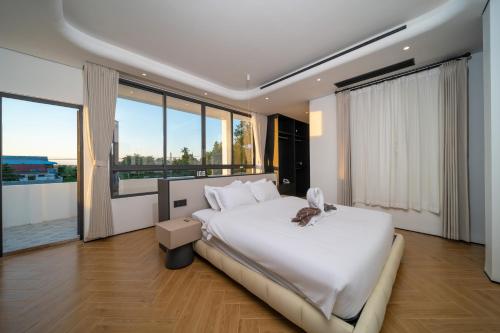 Postel nebo postele na pokoji v ubytování Bangtao New Luxury 7 Bedrooms Modern Space Aesthetic Design Private Pool Villa Private Movie Theater