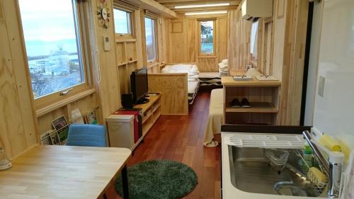 ein kleines Haus mit einer Küche und einem Wohnzimmer in der Unterkunft Sea Side Stay / Vacation STAY 1785 in Abashiri