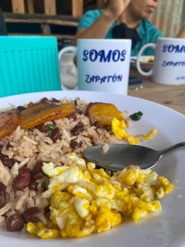un piatto di cibo su un tavolo con un cucchiaio di Somos Zapatón Catarata EL REY a Zapatón