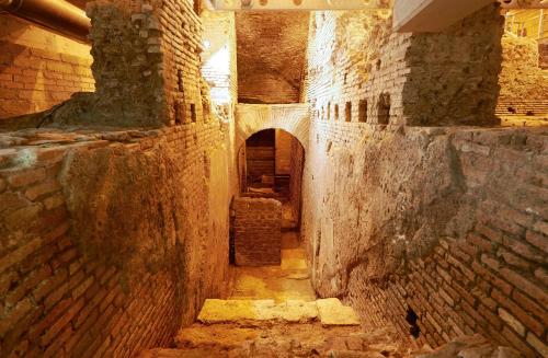 an alley way in an old brick building at Harry's Bar Trevi Hotel & Restaurant in Rome