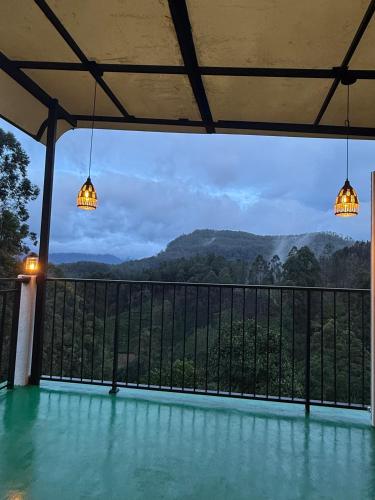 balcone con vista sulle montagne. di Ivory Canopy Resort - Ella a Ella