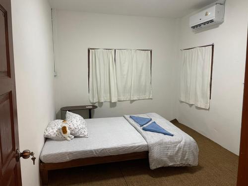 Giường trong phòng chung tại Simple Hostel Phangan