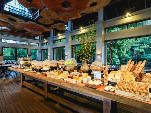 een buffet met brood en ander eten op een tafel bij Veranda High Resort Chiang Mai - MGallery Collection, Accor Hotel in Hang Dong