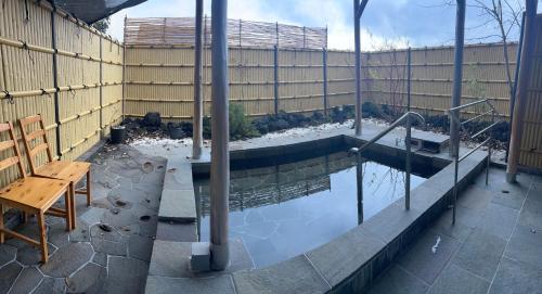 Bazén v ubytování ホテル富士山水館富士山一望河口湖車で3分HotelFujisanSuikanMtFujiView3 MinutesbyCartoLakeKawaguchi nebo v jeho okolí