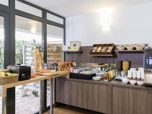 een keuken met een aanrecht met eten erop bij Aparthotel Adagio Access Paris Clamart in Clamart