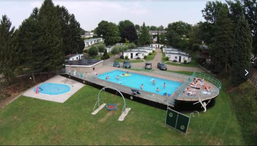 een luchtzicht op een groot zwembad bij Het Heideverblijf in Heerlen
