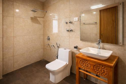 een badkamer met toilet en wastafel bij Odbostays Manali in Haripūr