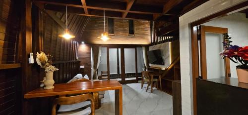 un salon avec une table et une télévision dans l'établissement Naturela, à Uluwatu