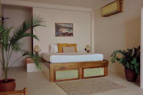 een slaapkamer met een bed en een plant bij Soul Temple Boutique Hotel ADULTS ONLY in Ahangama