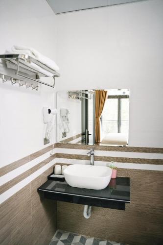 a bathroom with a sink and a mirror at TAM COC HARBOR VIEW HOTEL in Ninh Binh